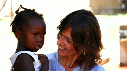 Giovanna Ambrosoli con una bimba africana
