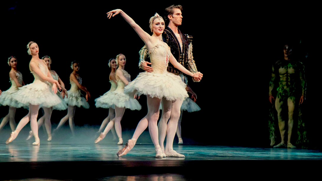 Gillian Murphy y James Whiteside en una representación de «El lago de los cisnes»