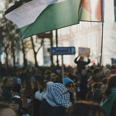 Manifestação palestina. A segunda é que o Holocausto deixou de ter o monopólio dos piores crimes dos últimos cem anos cometidos pelos Europeus