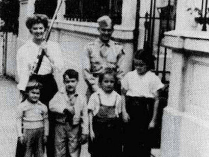 Una joven Henrietta Boggs Long (izq.)
