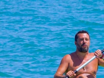 Fiesta, música, selfis y diversión en el agua: así pasó este verano Salvini mientras conspiraba contra el Gobierno del que forma todavía parte