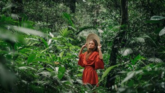 O luxo sustentável não é uma contradição em termos. Pelo contrário: trata-se de aliar materiais nobres a práticas conscientes, durabilidade a circularidade, inovação a transparência. Um casaco de lã orgânica, produzido de forma justa, com design intemporal e possibilidade de reparação futura pode ser tão luxuoso quanto uma peça de alta-costura