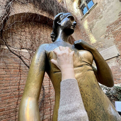 Diz a lenda que tocar o seio esquerdo de Julieta dá sorte no amor. Estátua de Julieta, Nereo Costantini, Verona; Itália