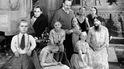 'Freaks' (1932): el director Tod Browing con algunos de los actores de la película