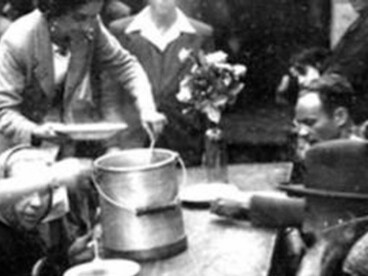 Partager pour résister : sur scène, le public goûte à la pastasciutta antifascista, recréant le geste courageux de la famille Cervi en 1943, où nourrir le village devenait un acte de liberté