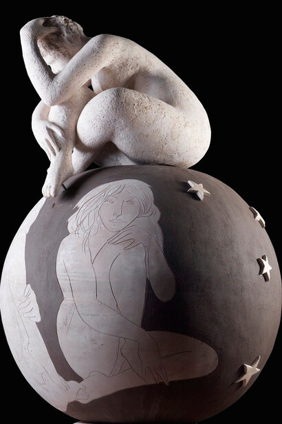 Marco Borgianni, Sul mondo, 
terracotta refrattaria ingobbiata,
168 × 80 × 80 cm,
Collezione Banca di Credito Cooperativo di Cambiano
