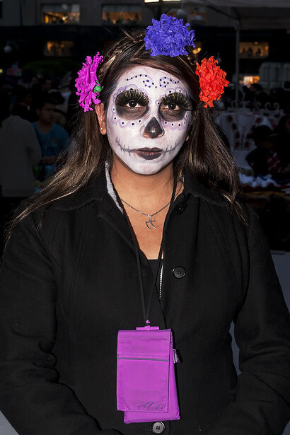 Es costumbre disfrazarse y maquillarse en el Día de los Muertos. Colonia Centro de la Ciudad de México, México