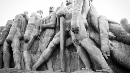 Monumento às Bandeiras Victor Brecheret. Na Papel e Tinta, vibram poetas que se modernizam e redigem artigos polemizantes, emparelhados com autores mais moderados – Gonzaga Duque, Cláudio de Souza e João do Norte (Gustavo Barroso). Nesse meio, a revista posiciona-se em 1920, ao erguer, corajosa, o “estandarte” modernista – Victor Brecheret escultor. No número 2, em junho, 1920, chancela seu apoio aos ideais revolucionários expressos na estratégia que ambiciona celebrar o centenário da Independência do Brasil, dotando a cidade/metrópole de um marco da renovação – o Monumento às bandeiras de Brecheret