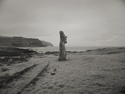Kenro Izu Moai #1, Easter Island, Chile, 1989 dalla serie “Sacred Places” stampa al platino 35,5x51 cm courtesy l’autore