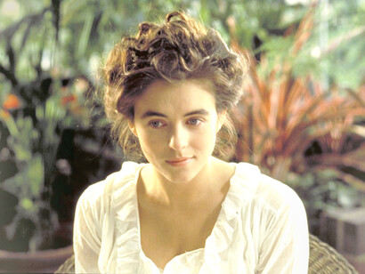 La actriz Elizabeth Hurley en la película 'Remando al viento' (1988)