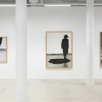 Helena Almeida, Sostener la línea con mis dedos, vista de exhibición. Cortesía de Prats Nogueras Blanchard