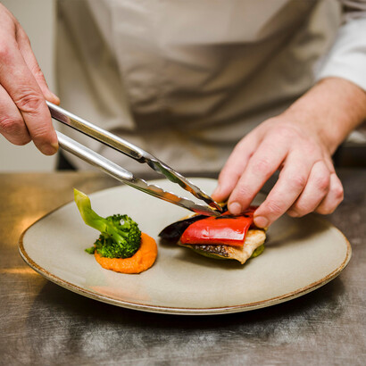 Montagem de prato. A cozinha serve para isso, para descobrir-nos