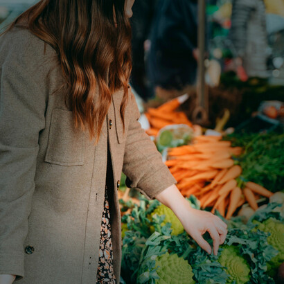 Compra de alimentos orgânicos. Alimentos orgânicos são significativamente mais benéficos, não só por evitar que o consumidor seja exposto a compostos potencialmente ou comprovadamente nocivos à saúde, mas também pelo importante papel na preservação e regeneração do meio ambiente