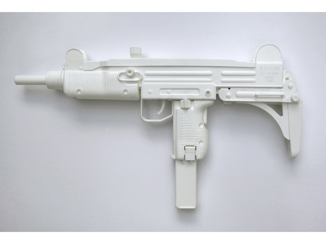 Joanna Rajkowska, Uzi
submachine
gun,
2014,
life-­size
cast,
powdered
analgesic,
polyurethane
resin © Joanna Rajkowska. Courtesy ŻAK | BRANICKA & l’étrangère