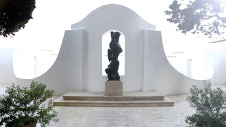 Mausoleo Zwobada, l'esedra con 'La Coppia'