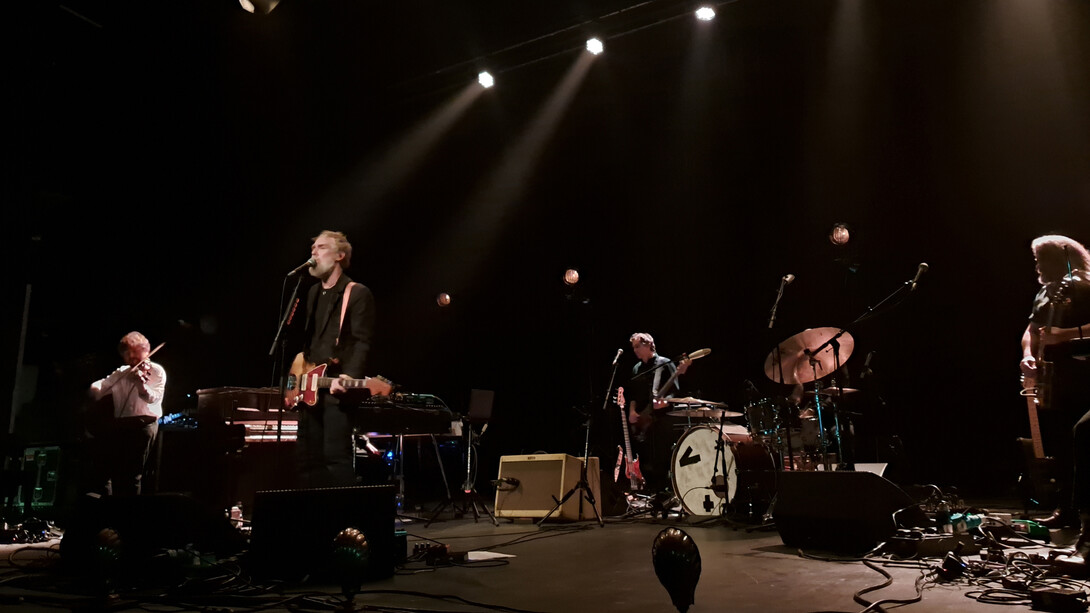 Glen Hansard. Hansard è apparso subito in grandissima forma, cominciando con la delicatezza e i ricordi francesi di "Sure as the rain", mettendo alla prova la voce nelle tonalità più profonde, una voce forse mai sentita così calda e avvolgente