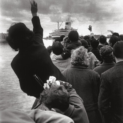 Stefano Robino, Alla partenza della “Cristoforo Colombo”, Genova, 1957, © Archivio Stefano Robino