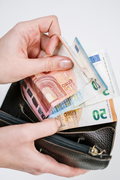 Crise econômica. O que começou como uma tentativa de salvar a economia portuguesa, com incentivos fiscais e políticas voltadas a atrair investidores internacionais, acabou por criar uma crise habitacional sem precedentes