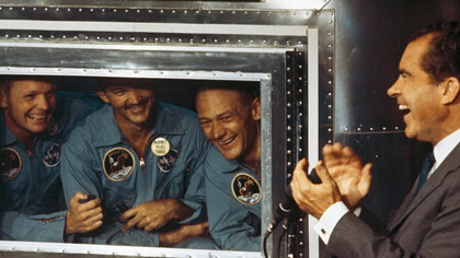 Il presidente Nixon dà il benvenuto agli astronauti dell'Apollo 11 a bordo della U.S.S. Hornet