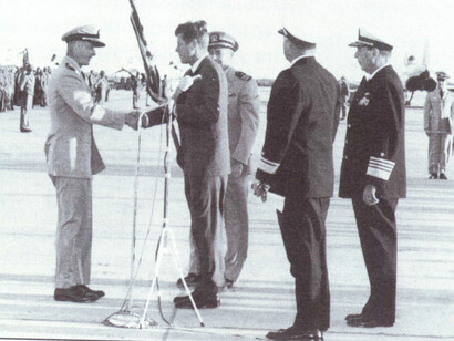 Capitán William Ecker recibiendo un reconocimiento por parte de John F. Kennedy, presidente de EE.UU. para 1962