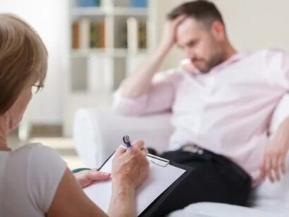 La psicoterapia si fa presente nella speranza di riempire quel vuoto terrifico di relazione, con lo scopo di offrire ospitalità alla sofferenza