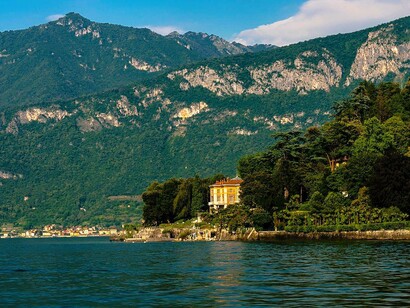 Il punto in cui il braccio sud-occidentale del Lago di Como si unisce al braccio principale a Bellagio, Italia