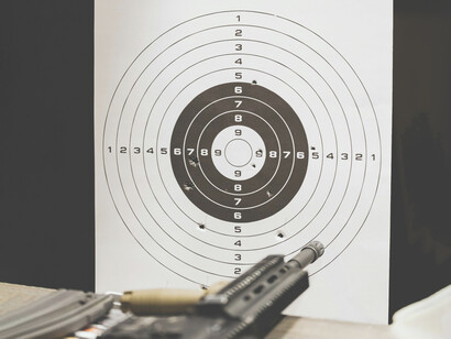 Mientras el discurso internacional invoca cooperación y derechos humanos, el negocio armamentístico y la lógica del poder siguen marcando el rumbo del sistema global