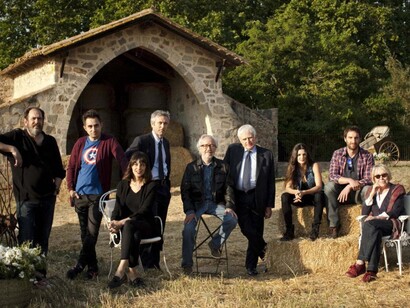 El elenco principal, junto al director