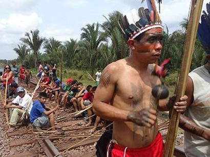 La línea de ferrocarril de la enorme mina Carajás que limita con la tierra de la tribu awá introdujo invasores ilegales a su territorio.
© CIMI/Survival