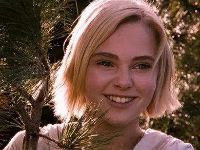 Jess construye un nuevo puente como símbolo de la continuidad de la vida y de la memoria de Leslie. Este gesto resume lo que muchos teóricos consideran esencial en la superación del trauma. Un puente hacia Terabithia, 2007, Disney