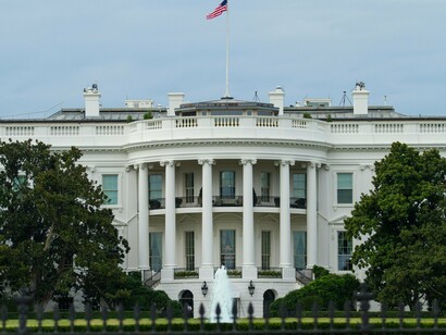 Casa Branca em Washington, Estados Unidos. Juntando-se os dois livros, a mensagem deles sugeria em essência uma desideologização das relações internacionais norte-americanas com a União Soviética e com o mundo, a diminuição da participação voluntarista dos Estados Unidos nos negócios do mundo e a ampliação da participação de novos atores – estatais e não-estatais – na estabilização do sistema internacional para a manutenção da paz
