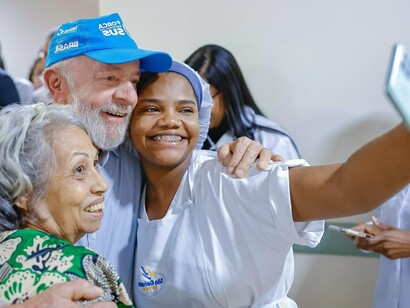 O Presidente da República, Luiz Inácio Lula da Silva, durante cerimônia de reabertura da Emergência do Hospital Federal de Bonsucesso no Rio de Janeiro. Um aumento do financiamento do SUS permitiria a ampliação de serviços e a inclusão de novos medicamentos no rol de fornecimento, reduzindo a necessidade de demandas judiciais