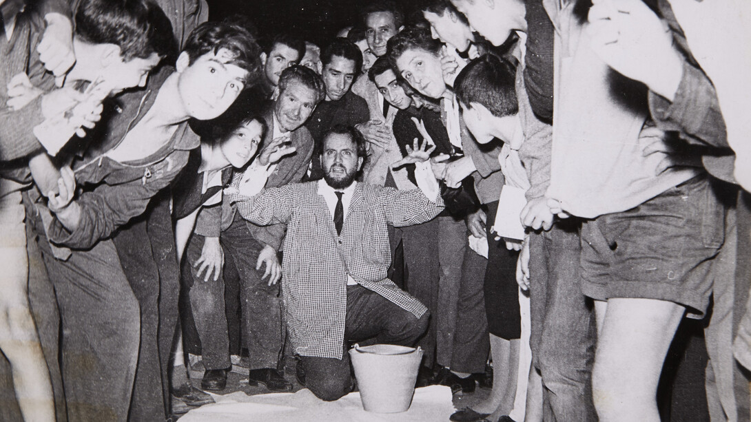 Fotógrafo desconocido, Momento vivo-dito de Alberto Greco en Lavapiés, 18 de octubre de 1963. Museo Reina Sofía © Gentileza derechohabiente de Alberto Greco