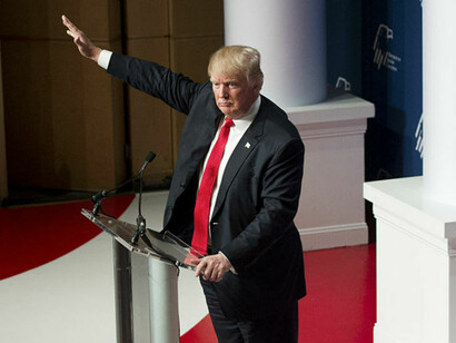 Trump pillado en un comprometido gesto