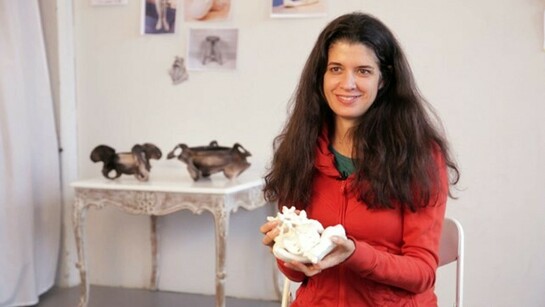 Janine Antoni con una sua scultura