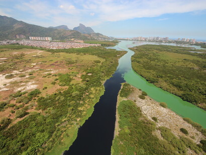 Todos os rios da baixada de Jacarepaguá apresentam-se mortos em virtude do lançamento de esgoto sem tratamento, enquanto o crescimento urbano desordenado cresce sem qualquer atuação do poder público. Foto de Mario Moscatelli