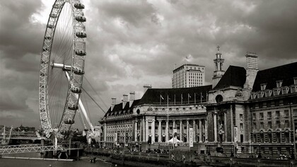 Para mim, uma apaixonada por Londres, a London Eye é mais do que uma estrutura imponente à beira do rio Tâmisa. Ela é, de certa forma, uma tatuagem invisível gravada em minha alma. Não há como contar minha história sem mencionar essa companheira silenciosa. Ah, se a Eye pudesse falar, contaria segredos de cada sonho, cada lágrima, cada riso que presenciou, inclusive meus
