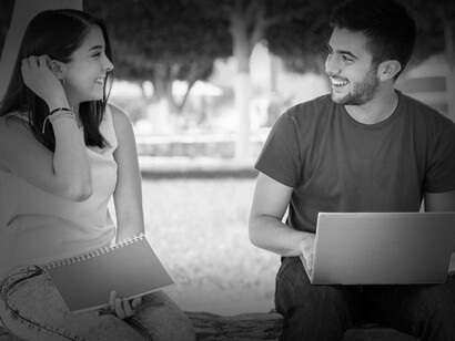 Ahí está el imbécil que te gusta. Ese que, cada que te ve, te dice que es músico y poeta