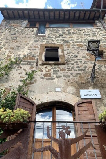 No exactamente magia, pero algo cercano: una forma de continuidad que no siempre se ve. El borgo viejo de Sipicciano, Italia