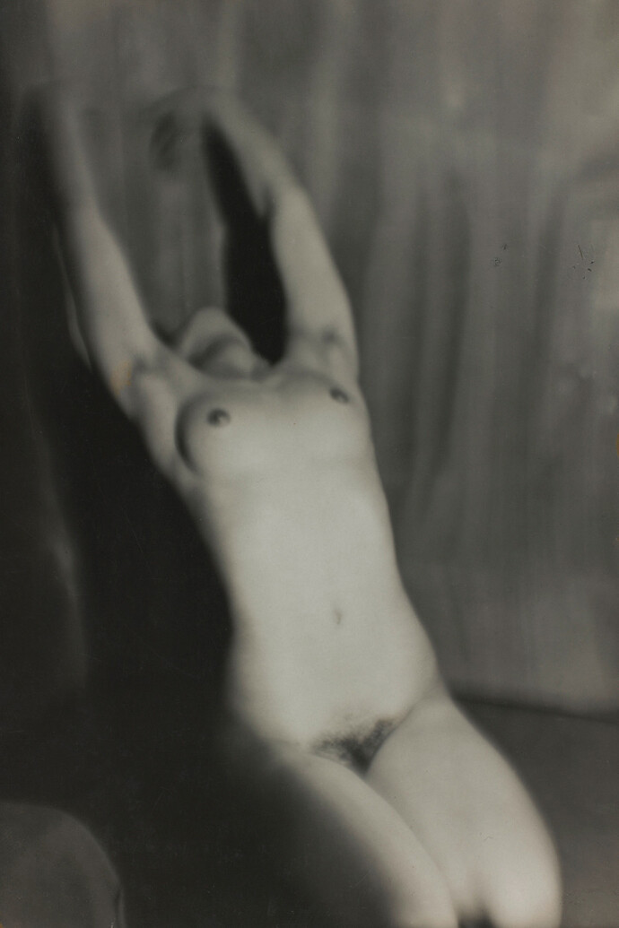 Germaine Krull, Nu féminin, 1928, Tirage gélatino-argentique, 21,6 x 14,4 cm, Achat grâce au mécénat de Yves Rocher, 2011. Ancienne collection Christian Bouqueret. Centre Pompidou, Paris. Musée national d'art moderne/Centre de création industrielle © Estate Germaine Krull, Museum Folkwang, Essen, Photo : © Centre Pompidou, MNAM-CCI, Dist. RMN-Grand Palais / Guy Carrard