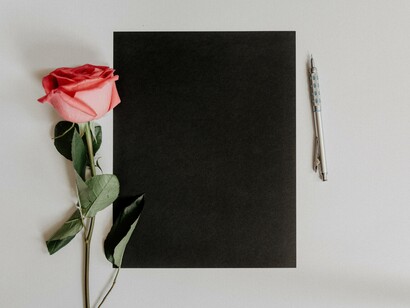 A stemperare il dolore e scorgere un utile insegnamento subentrano prontamente delicate suggestioni