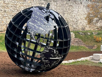 Emilio Isgrò, Mondo d’acciaio, vista della mostra. Per gentile concessione della Fondazione Brescia Musei