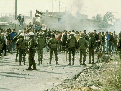 Intifada na Faixa de Gaza em 1987. As eleições foram consideradas livres e legítimas pelos observadores internacionais. Mas logo o chamado Mundo Ocidental, sob pressão de Israel e dos EUA, se mobilizou para impedir que o Hamas assumisse o poder. A história é conhecida. Pouco tempo depois, o Hamas estava reduzido ao controlo da Faixa de Gaza e esta convertida no maior campo de concentração do mundo