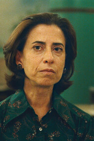 Fernanda Torres como Eunice Paiva em cena de "Ainda estou aqui". Filmes como este nos desafiam a lembrar quem fomos, quem somos e quem queremos ser. Não podemos correr o risco de esquecer e repetir os mesmos erros