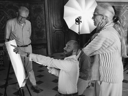 Francesca e Massimo Valsecchi, insieme a Xavier Salomon, durante l'ispezione di quest'ultimo al ritratto femminile di Rosalba Carriera appartenente alla collezione Valsecchi