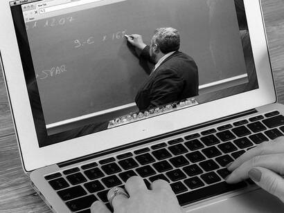 I nostri ragazzi studiano, apprendono, rispondono non guardando, negli occhi il loro o la loro insegnante, ma un algido schermo 