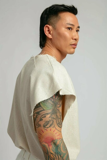 Hero H. Dinh wearing a white top in a studio in Istanbul, Turkey 