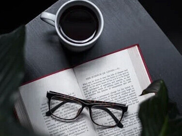 En attendant de continuer la lecture après un café. Un livre qui est un passage pour voyager à travers le monde