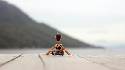 La imagen del hombre solitario como arquetipo moderno oculta una realidad preocupante: la profunda desconexión social que afecta su salud mental y física