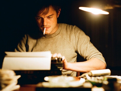 El actor Sam Riley interpreta al escritor Jack Kerouac en la película "On the road" (2012)